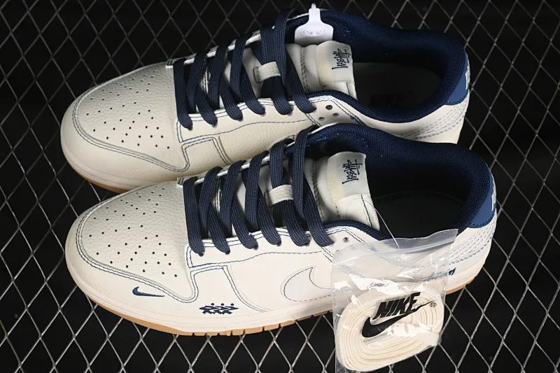 All categories Nk SB Dunk Series Nk SB Dunk Low High-end customized low-top sneakers Nike SB Dunk Low Stusi co-branded Blue line raw rubber Anniversary high-end customized low-top casual sneakers JJ2508-559